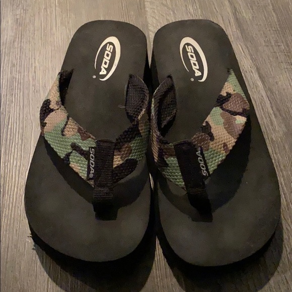 Ladies SODA size 8 flip flops with 1.5 inch heel